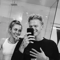Miley Cyrus merayakan ulang tahun ke-27 bersama Cody Simpson (FOTO: Splashnews)