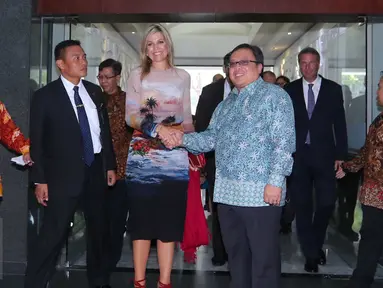 Menteri PPN Bambang Brodjonegoro menyambut kedatangan Ratu Belanda Maxima di Kantor Bappenas, Jakarta, Kamis (1/9). Menteri Bambang dan Ratu Maxima melakukan pertemuan tertutup membahas mengenai keuangan inklusi. (Liputan6.com/Angga Yuniar)