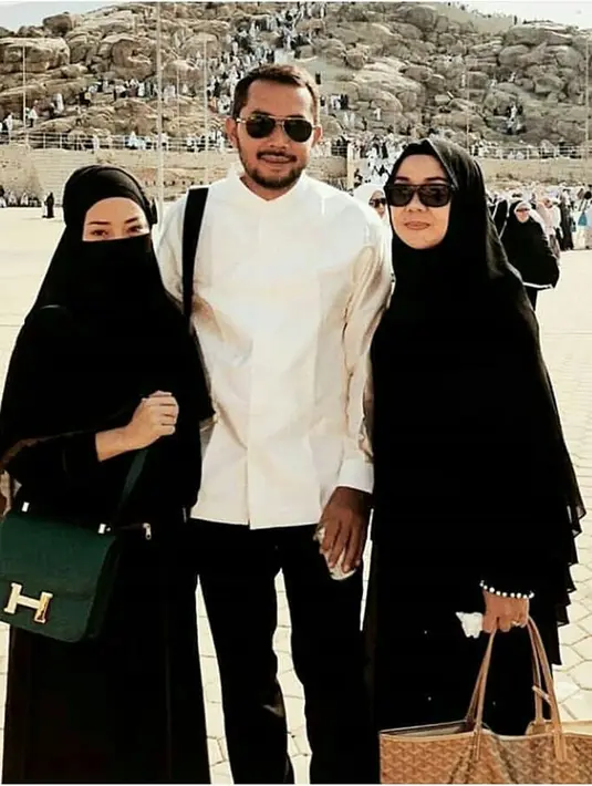 Nah, ini dia penampilan Niki saat memakai cadar. Dengan balutan gamis dan hijab yang hitam. dalam foto ini yang terlihat hanya kedua mata dan alis dari artis cantik yang satu ini. (Instagram)