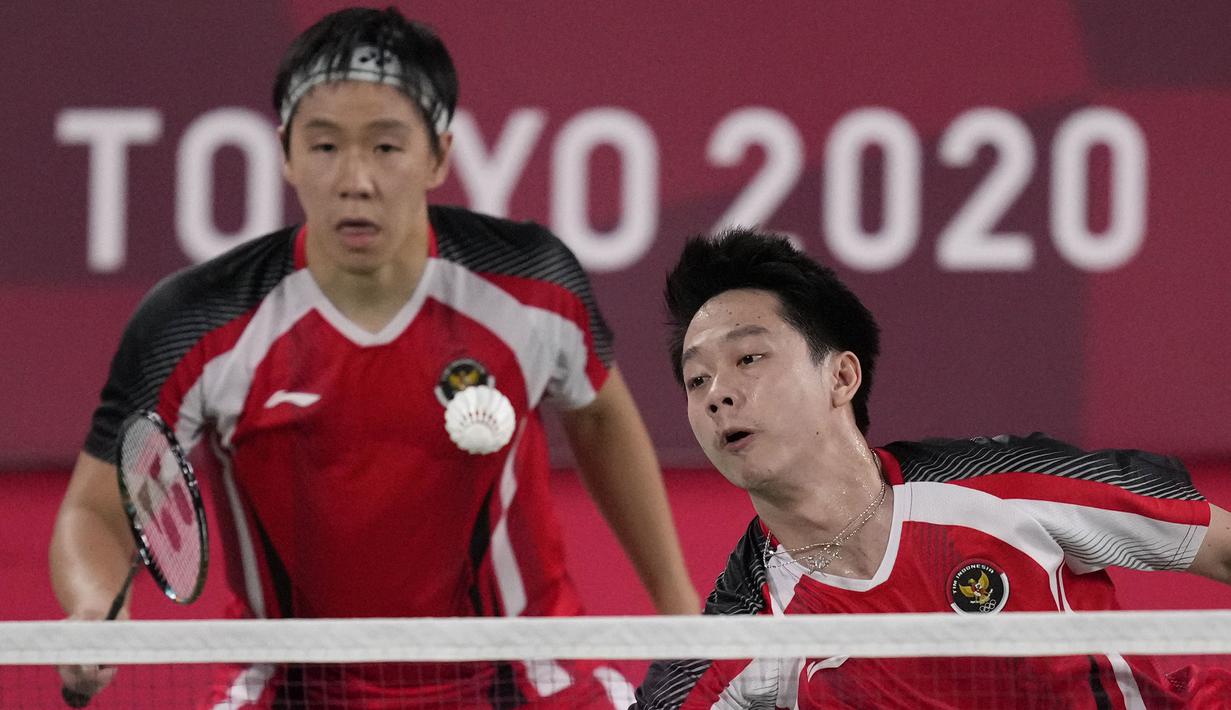 Pebulu tangkis Indonesia Kevin Sanjaya / Marcus Gideon saat bertanding melawan pebulu tangkis Taiwan Lee Yang / Wang Chi-Lin pada babak penyisihan grup ganda putra Olimpiade Tokyo 2020 di Tokyo, Jepang, Selasa (27/7/2021). Kevin Sanjaya / Marcus Gideon kalah. (AP Photo/Dita Alangkara)