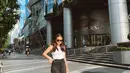 Liburan di Singapura, Marsha tampil dengan atasan tank top crop putih dipadukan celana pendek high waist hitam serta sneakers. [@aruanmarsha]