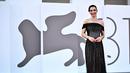 <p>Amy Jackson tampil memukau bergaun bustier tulle off shoulder yang disulam dengan kristal-kristal yang menurun dan menyerupai langit gelap yang dipenuhi dengan bintang-bintang yang berkilauan. (Marco BERTORELLO / AFP)</p>