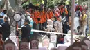 Warga menghadiri pemakaman Presiden ke-3 RI BJ Habibie di TMP Kalibata, Jakarta, Kamis (12/9/2019). Proses pemakaman Habibie akan dilakukan secara kemiliteran dengan dipimpin Presiden Joko Widodo. (Liputan6.com/Herman Zakharia)