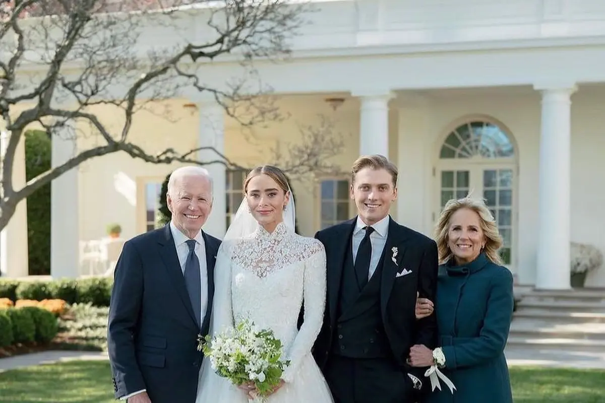 Potret Anggun Cucu Joe Biden, Naomi Biden dalam Gaun Pengantian Ralph Lauren