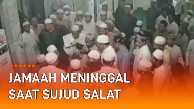 Detik-detik insiden di sebuah masjid terekam CCTV dan beredar di media sosial. Disebut terjadi di Masjid Al Munawarrah Pal 7 Banjarmasin, Kalsel (28/4/2022). Seorang jamaah berbaju hitam terekam sujud salat dan tak segera bangun.