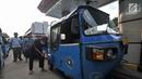 Sopir bajaj mengisi BBG di SPBG Pemuda, Jakarta, Kamis (15/11). Minimnya keberadaan SPBG menyebabkan antrean panjang kendaraan yang akan mengisi BBG hingga ke pinggir jalan menimbulkan kemacetan. (Merdeka.com/Iqbal S. Nugroho)