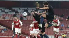 Bek Manchester City, Aymeric Laporte menyundul bola untuk mencetak gol ke gawang Arsenal pada laga perempatfinal Piala Liga Inggris di Emirates Stadium, Rabu (23/12/2020) dini hari WIB. Man City melenggang ke semifinal Piala Liga Inggris lewat kemenangan 4-1 atas Arsenal. (AP Photo/Frank Augstein)