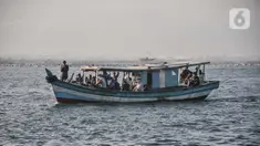 Wisatawan menggunakan kapal saat berkunjung ke Kepulauan Seribu, Jakarta, Minggu (27/2/2022). Destinasi Kepulauan Seribu masih menjadi tujuan wisata favorit warga Ibu Kota dalam mengisi liburan. (merdeka.com/Iqbal S. Nugroho)
