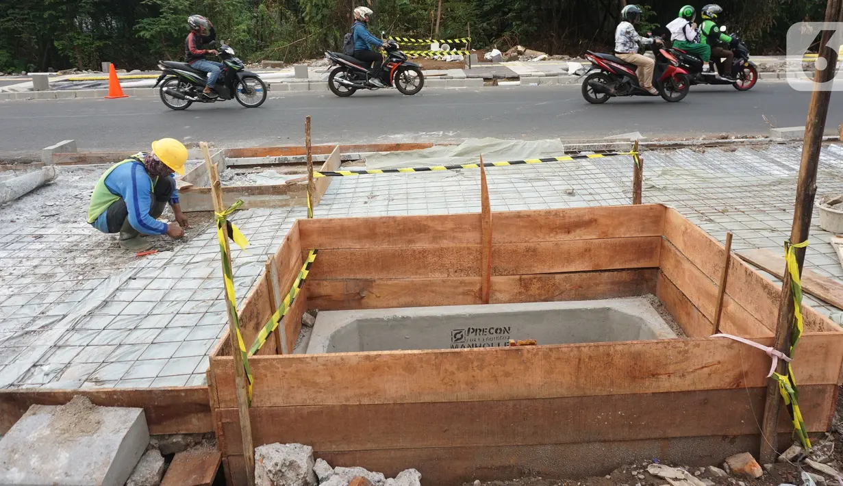 Pekerja mengerjakan proyek revitalisasi trotoar di kawasan Kemang, Jakarta, Kamis (31/10/2019). Revitalisasi trotoar Kemang yang ditargetkan rampung pada November 2019 ini untuk memaksimalkan kenyamanan pejalan kaki dan mendongkrak aktivitas ekonomi di kawasan tersebut. (Liputan6.com/Angga Yuniar)