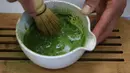 Metode panen dan pengolahan matcha yang padat karya, ditambah dengan menurunnya jumlah petani teh Jepang, semakin memperparah kelangkaan tersebut. (Justin Sullivan/Getty Images North America/Getty Images via AFP)