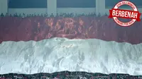 Sepak Bola Indonesia Berbenah_5, Suporter Indonesia membentangkan bendera raksasa saat laga Timnas Indonesia U-23 melawan Bahrain pada laga PSSI Anniversary Cu 2018 di Stadion Pakansari, Bogor, (26/4/2018). Bahrain unggul sementara 1-0. (Bola.com/Nick Han