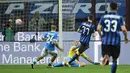 Pemain Inter Milan, Marcelo Brozovic, saat mencetak gol kedua ke gawang Napoli pada lanjutan Serie A Italia di Stadion Giuseppe Meazza, Milan, Minggu (17/4/2016) dini hari WIB. (AFP/Olivier Morin)