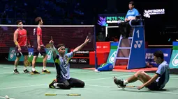 Selebrasi ganda putra Indonesia Fajar Alfian (kanan) dan Muhammad Rian Ardianto setelah membekuk wakil China dalam babak final Malaysia Open 2023 di Axiata Arena, Kuala Lumpur, Minggu (15/1/2023). Fajar/Rian sukses mengalahkan Liang Wei Keng/Wang Chang dan menyabet gelar juara pertama mereka di turnamen bulu tangkis level Super 1000. (AFP/Mohd Rasfan)