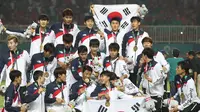 Timnas Korea Selatan U-23 saat prosesi pengalungan medali emas di Asian Games 2018 di Stadion Pakansari, Cibinong, Sabtu (1/9/2018). (Bola.com/Dok. INASGOC)