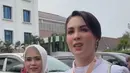 Arumi memilih mengenakan kebaya putih model janggan. Kebaya pun dibuat menarik dengan hiasan beads putih di bagian depan kebaya janggannya. [@arumibachsin_94]
