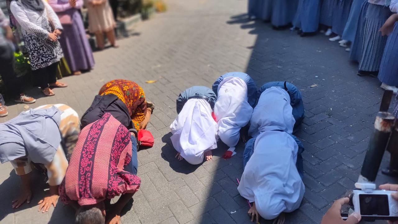 Para siswa-siswi SMK Prapanca 2 Surabaya melakukan sujud sukur usai sekolah mereka kembali dibuka. (Dian Kurniawan/Liputam6.com)