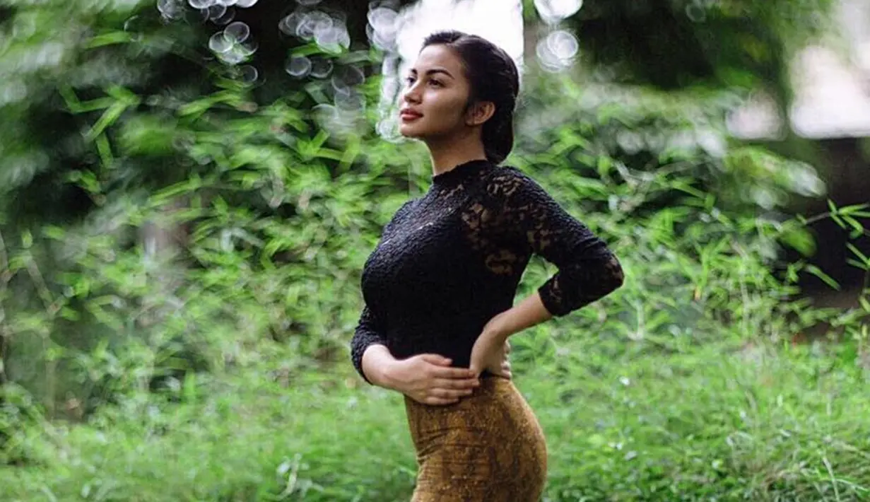 Salah satu penampilannya yang tak kalah cantik saat memakai kebaya. Aktris yang mengawali kariernya sebagai model iklan ini tampil elegan dengan kebaya berwarna hitam. (Liputan6.com/IG/@arieltatum)