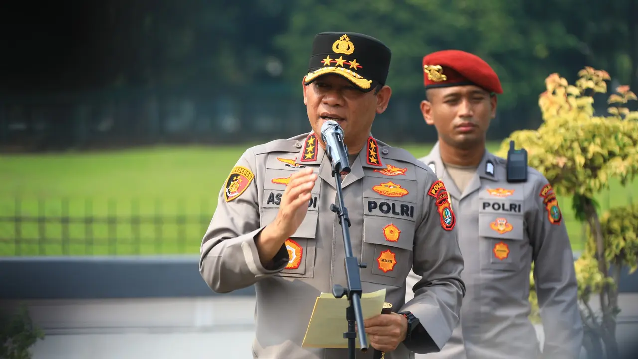 Kapolda Metro Jaya Irjen Pol Asep Edi Suheri saat memimpin apel kesiapan personel di Gedung DPR/MPR RI, Jumat (12/6/2026).