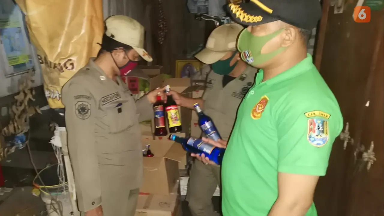 Puluhan Botol Miras Diamankan Petugas (Liputan6.com/Ahmad Adirin)
