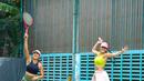 Agar olahraga menjadi menyenangkan, Pevita pun bersama teman-temannya. Tampak betapa kesenangan yang dirasakannya kala itu. (Instagram/pevpearce)