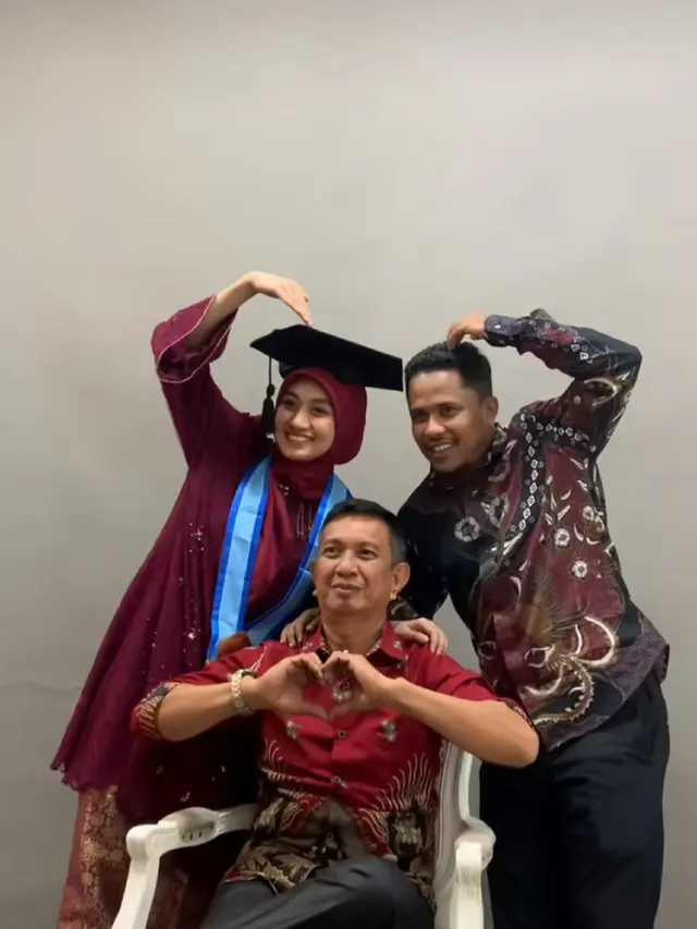 Wisuda Nafha Firah Tunangan Mamat Alkatiri