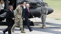 Mike Pence saat tiba di Camp kamp militer di dekat perbatasan Korsel-Korut (DMZ) (Lee Jin-man/Associated Press)