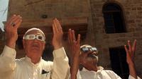 Jemaah dari sebuah masjid di Sidon, Lebanon, memanjatkan doa kepada Allah selama gerhana matahari. Foto: AP)