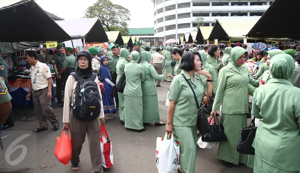 Suasana pasar murah yang digelar Markas Besar TNI AD (Mabesad) di Jakarta, Senin (27/6). Bekerjasama dengan Sinar Mas,  pasar murah itu bertujuan membantu prajurit dan PNS TNI AD memenuhi kebutuhan menyambut Lebaran. (Liputan6.com/Faizal Fanani)