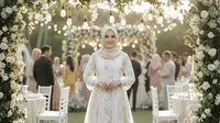 Gamis Batik Kombinasi Tule Brokat Warna Soft untuk Acara Akad. Gemini