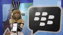 Cosplay wanita menunjukkan konten Webcomics for BBM di booth BBM pada acara Popcon Asia 2017, di JCC Jakarta, Sabtu (05/8). Untuk memperkaya konten Webcomics, BBM bekerjasama dengan konten kreator lokal dan luar negeri. (Liputan6.com/Fery Pradolo)