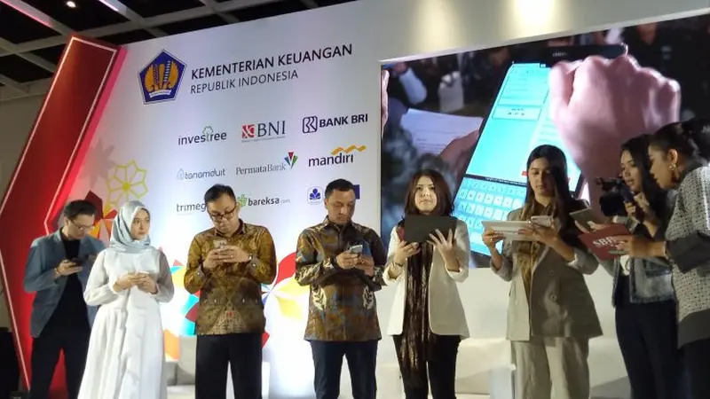 Pemerintah menerbitkan Surat Berharga Negara (SBN) ritel seri 003 dengan sistem online di Ciputra Artpreneur, Kuningan, Jakarta, Senin (14/5/2018). (Yayu Agustini Rahayu/Merdeka.com)