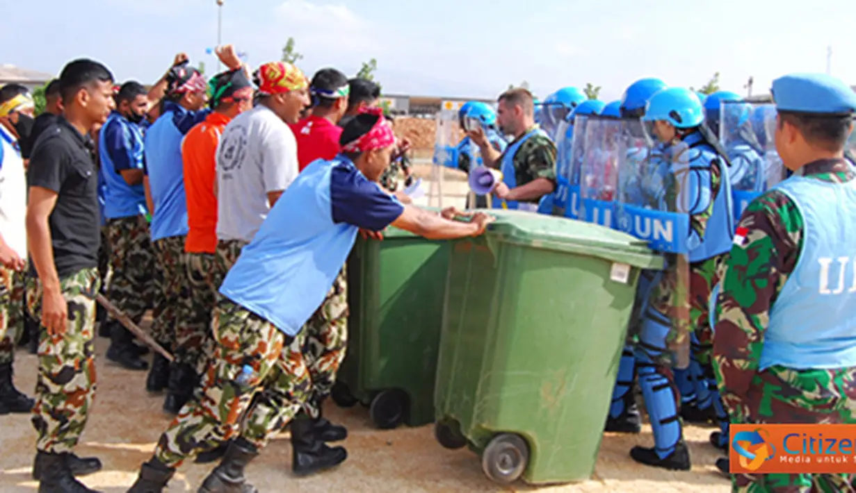 Citizen6, Lebanon: Prajurit TNI yang tergabung dalam Satgas POM TNI melaksanakan latihan CRC di lapangan sepak bola Sector East Head Quarter, Base Miguel De Cervantes, Lebanon Selatan, Rabu (20/6). (Pengirim: Badarudin Bakri).