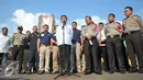MenPAN RB Yuddy Chrisnandi memberikan keterangan saat rilis hasil cipta kondisi akhir tahun di Polda Metro Jaya, Jakarta (30/12). Barang bukti dan tersangka dihadirkan dari seluruh Polres dan Polsek sejabodetabek. (Liputan6.com/Gempur M Surya)