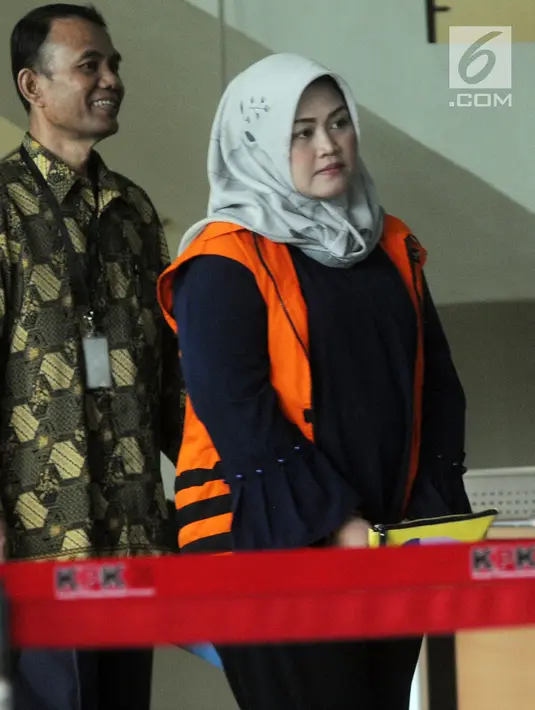 Bupati nonaktif Bekasi Neneng Hasanah Yasin usai menjalani pemeriksaan lanjutan di Gedung KPK, Jakarta, Jumat (8/2). Neneng diperiksa dalam kapasitasnya sebagai tersangka tekait kasus dugaan suap izin proyek pembangunan Meikarta. (Merdeka.com/Dwi Narwoko)