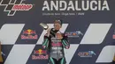 Pembalap Petronas Yamaha, Fabio Quartararo, merayakan kemenangan di atas podium usai menjuarai MotoGP Andalusia di Sirkuit Jerez, Minggu (26/7/2020). Fabio Quartararo berhasil finis pertama dengan catatan waktu 41 menit 22,666 detik. (AP Photo/David Clares)