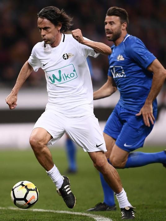 Legenda sepak bola Italia, Filippo Inzaghi membawa bola saat pertandingan perpisahan Andrea Pirlo, di Stadion Milan San Siro, Italia, (21/5). (AFP Photo / Marco Bertorello)