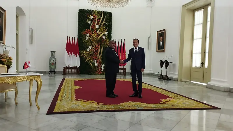 Presiden Joko Widodo atau Jokowi menyambut kunjungan Perdana Menteri (PM) Papua Nugini, James Marape di Istana Kepresidenan Bogor Jawa Barat, Senin (15/7/2024). (Liputan6.com/Lizsa Egeham)