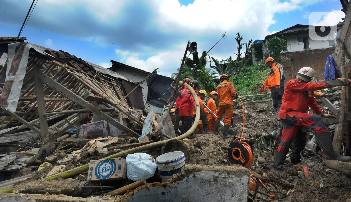 Tim SAR gabungan melakukan pencarian warga yang tertimbun tanah longsor di Kampung Kebon Jahe, Kelurahan Kebon Kelapa, Kecamatan Bogor Tengah, Kota Bogor, Kamis (13/10/2022). Sebanyak delapan orang warga tertimbun longsor dan hingga Rabu malam, empat orang telah berhasil dievakusi dalam kondisi selamat. (merdeka.com/Arie Basuki)
