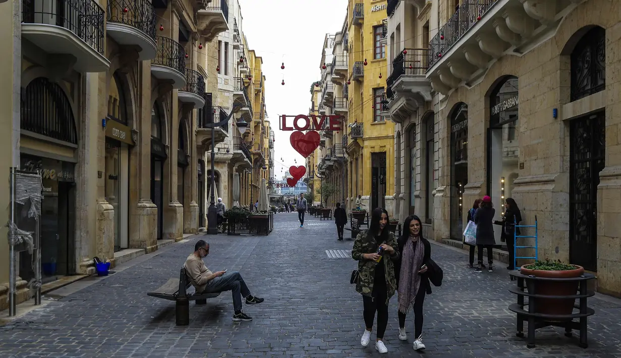 Warga beraktivitas di sebuah jalan yang di dekorasi simbol hati di pusat ibukota Lebanon, Beirut (8/2). Kota tersebut bersiap untuk merayakan Hari Valentine pada 14 Februari. (AFP Photo/Joseph Eid)