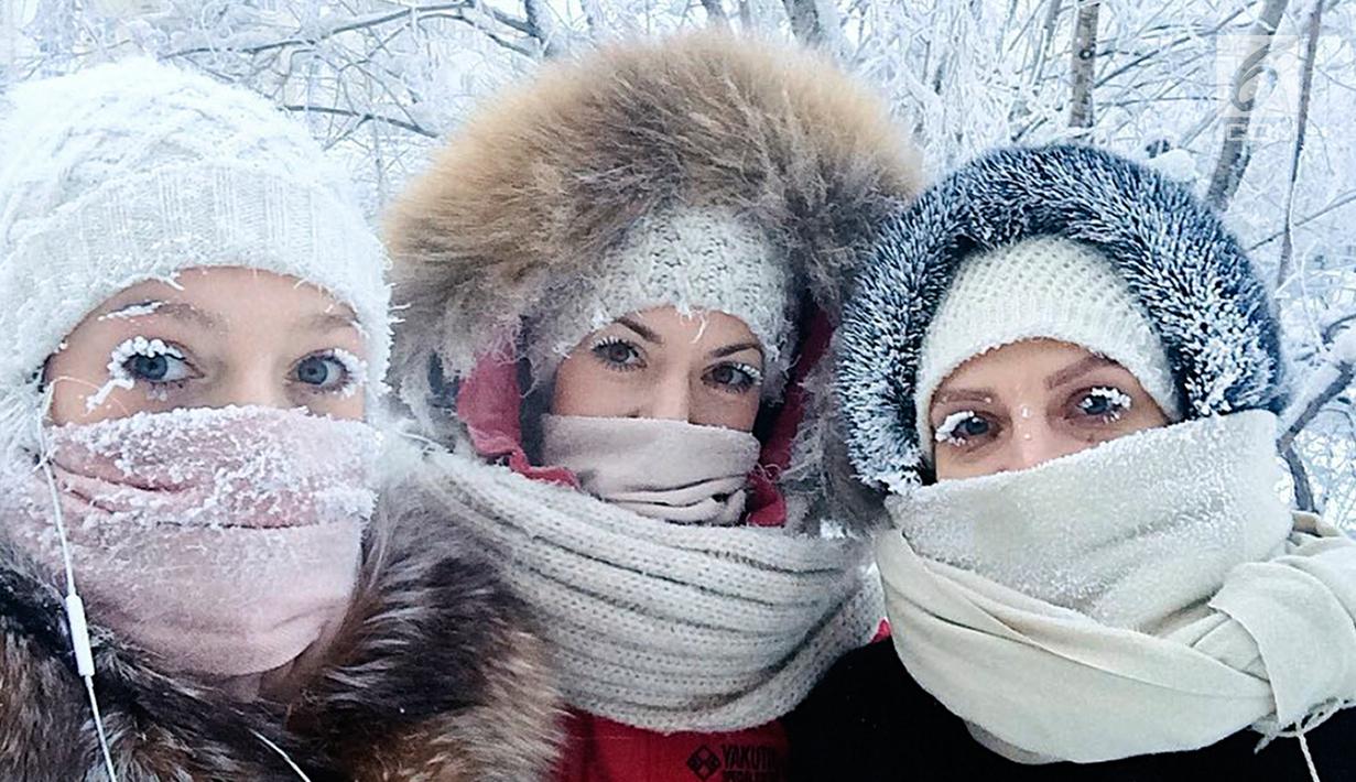 Anastasia Gruzdeva berpose bersama teman-temannya dengan bulu mata yang membeku di desa Oymyakon, Rusia, Minggu (14/1). Desa Oymyakon, di wilayah Yakutia itu dikenal sebagai desa terdingin di dunia. (sakhalife.ru photo via AP)