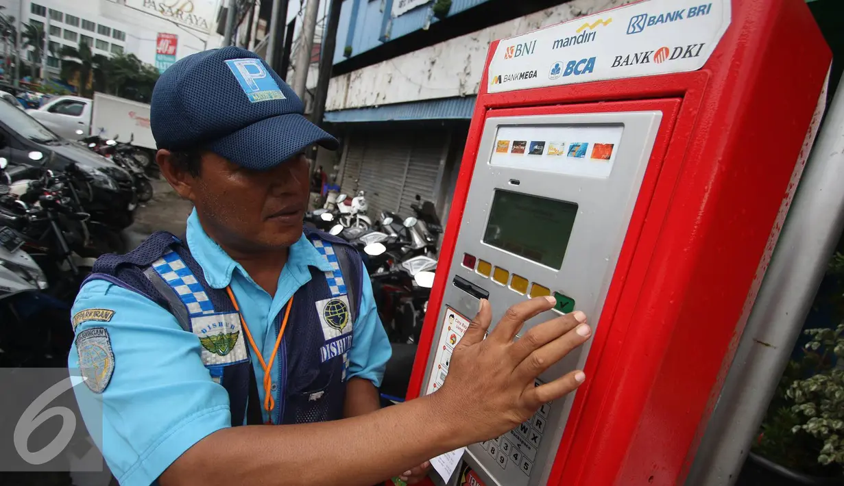 Petugas melakukan pembayaran pada mesin parkir meter di Jalan Falatehan, Jakarta, Selasa (1/11). Kepala UP Perparkiran Dishubtrans DKI Theodore Sianturi mengatakan kebutuhan mesin parkir mencapai 978 unit di 387 titik. (Liputan6.com/Immanuel Antonius)