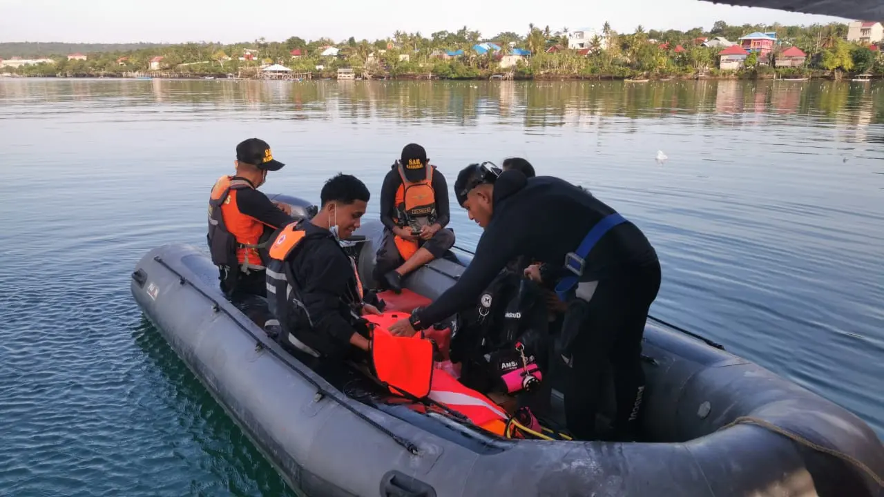 Tim SAR Kendari melakukan pencarian korban kapal tenggelam Buton Tengah.(Liputan6.com/dok SAR Kendari)