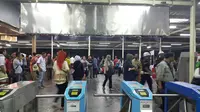 Suasana di stasiun Manggarai, Jakarta, commuter line terganggu sebab hujan deras | Dok: Bintang.com/Gadis