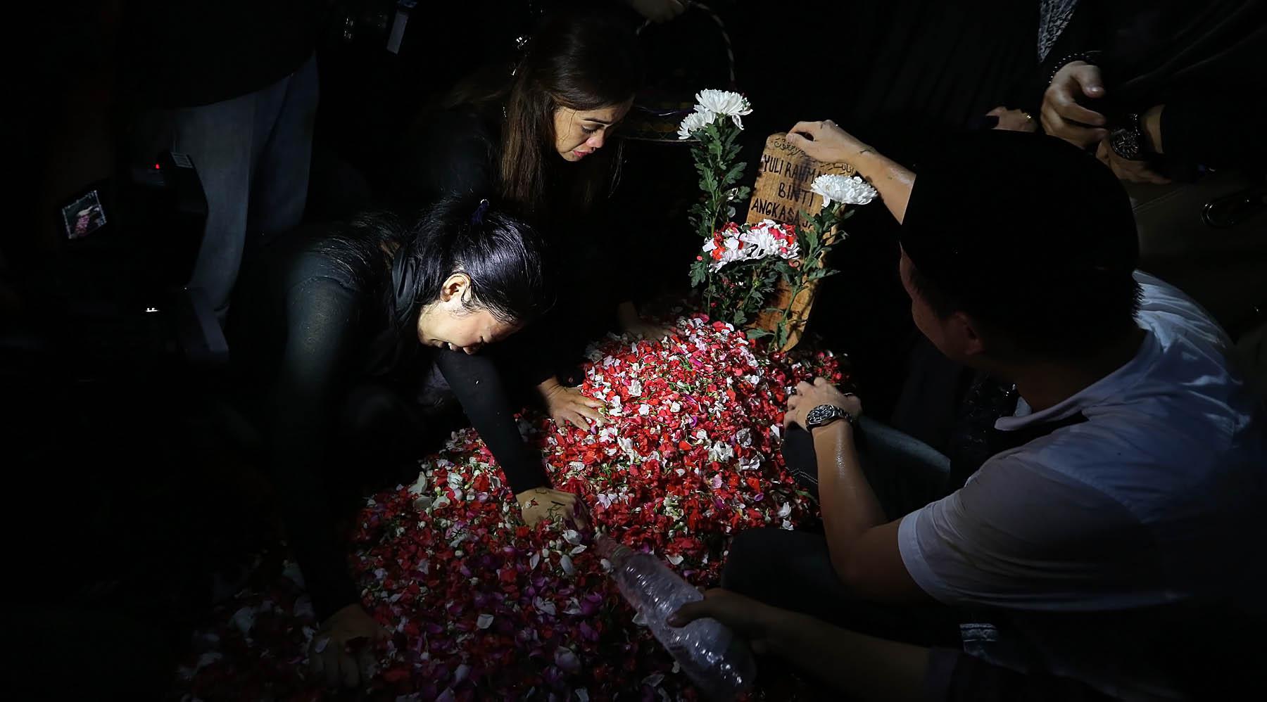 Julia Perez, pergi meninggalkan keluarga, sahabat, dan para penggemarnya. Tidak sedikit masyarakat yang menumpahkan air matanya ketika hadir di lokasi pemakaman di TPU Pondok Ranggon, Jakarta Timur. (Bambang E.Ros/Bintang.com)