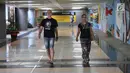 Calon penumpang berjalan di area terminal International Bandara I Gusti Ngurah Rai, Bali, Kamis (30/11). Bandara tersebut kembali beroperasi terhitung pukul 15.00 WITA, Rabu (29/11). (Liputan6.com/Immanuel Antonius)