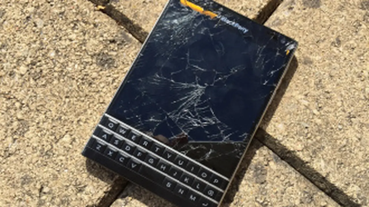 BlackBerry Passport Selamat dari Penyiksaan Brutal