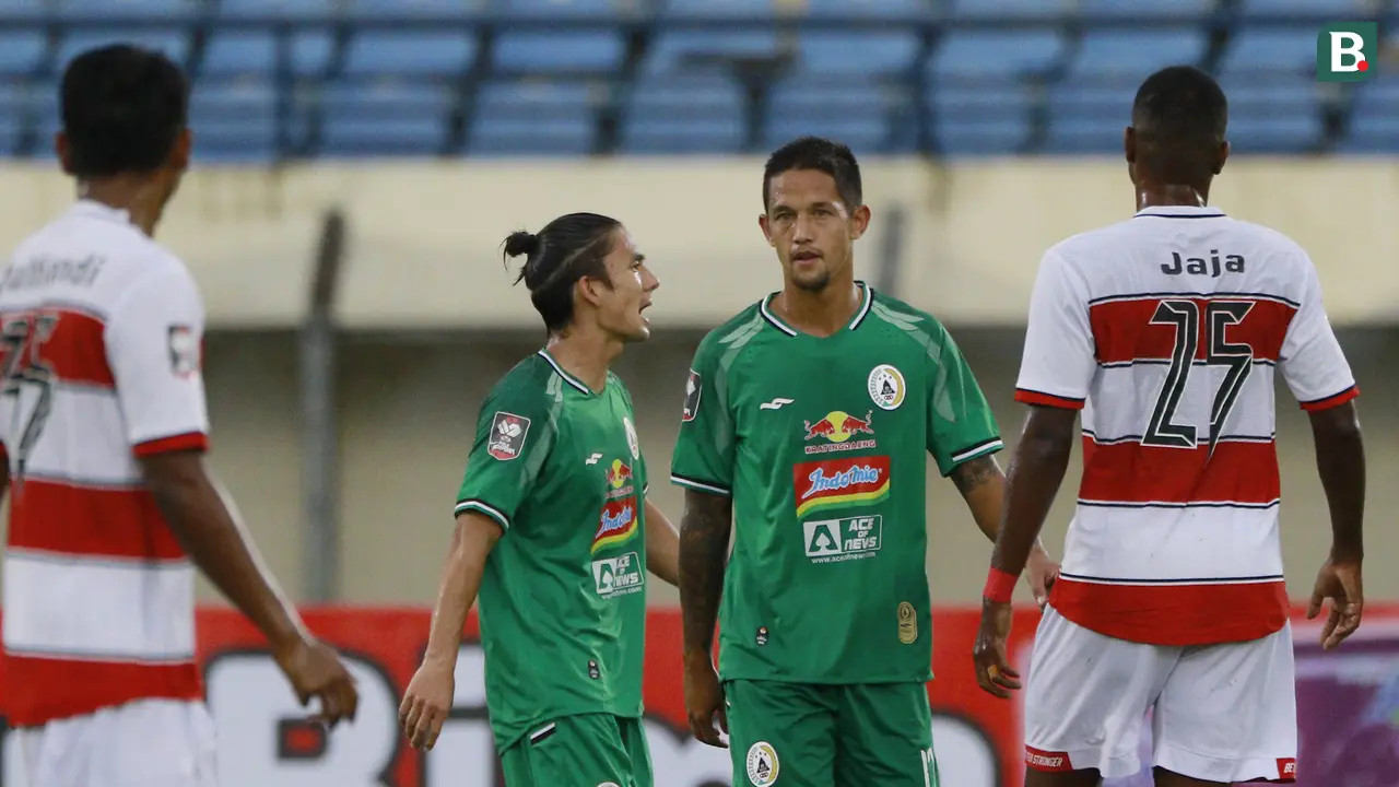 FOTO: Melihat Aksi Kakak-Adik Irfan Bachdim dan Kim Kurniawan Berseragam PSS Sleman