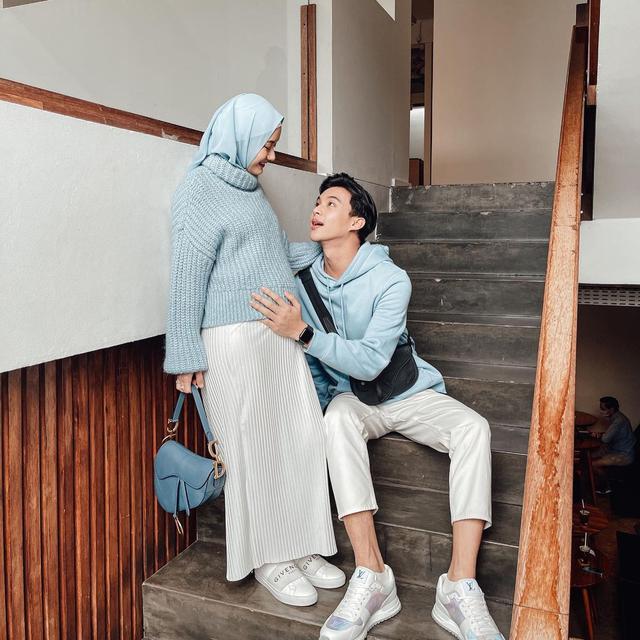 6 Potret Rey Mbayang Dampingi Dinda Hauw Selama Hamil, Makin Romantis