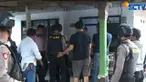 Saat penggeledahanm, petugas menyita sebilah samurai, tiga telepon genggam, dan sejumlah dokumen yang diduga terkait dengan aksi terorisme.