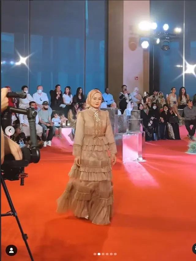 7 Potret Dinda Hauw Jadi Model Catwalk di Dubai Modest Fashion Week, Tampil Elegan